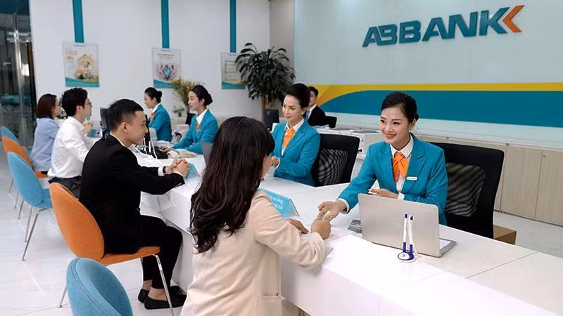 Khách hàng giao dịch tại chi nhánh Ngân hàng ABBANK.