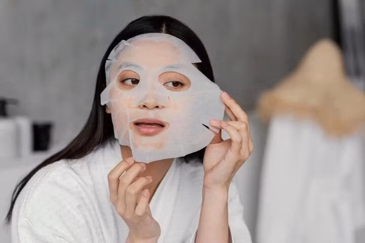 Để làn da không bị xấu đi khi trời nóng, bạn cần cung cấp đủ độ ẩm cho da.