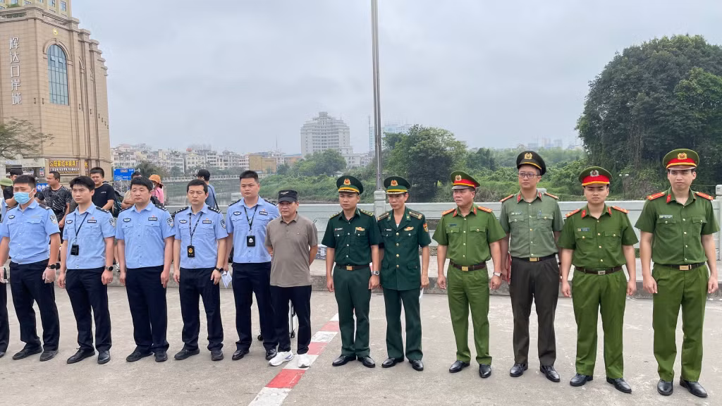 Công an Móng Cái bàn giao đối tượng truy nã cho Cục Công an thành phố Đông Hưng, Trung Quốc.