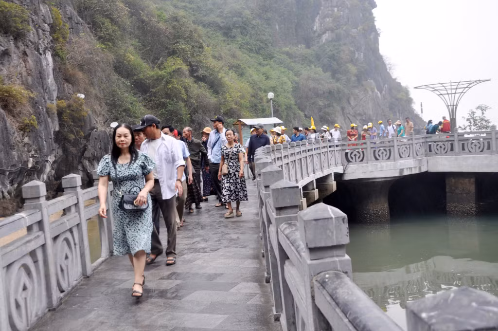 Vịnh Hạ Long đón hơn 700.000 lượt khách trong 3 tháng đầu năm nay.
