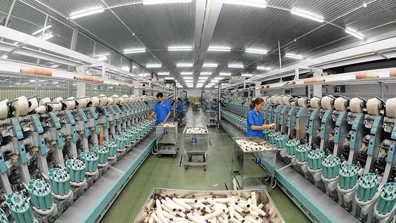 Sản xuất sợi xuất khẩu tại Công ty TNHH Một thành viên Dệt 8-3. (Ảnh ÐỨC ANH)