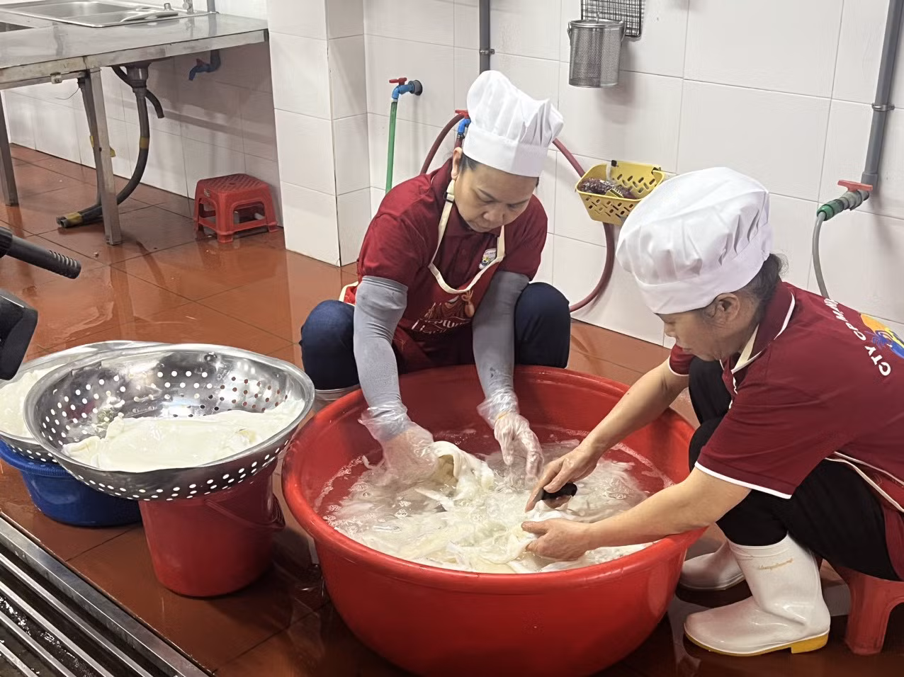 Để làm được chả mực tươi ngon, Hải sản Mạnh Hà chọn những con mực to chất lượng.