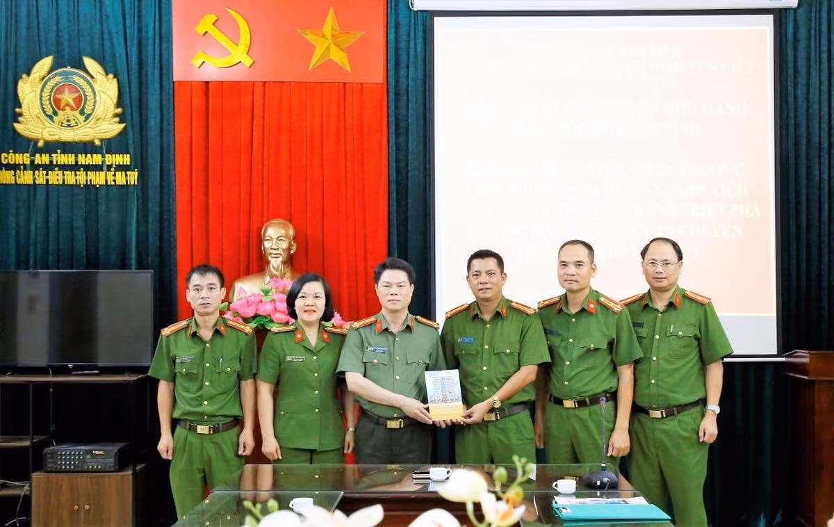 Đại tá Nguyễn Hữu Mạnh - Giám đốc Công an tỉnh Nam Định trao thưởng nóng cho Phòng CSĐT tội phạm về ma túy. Ảnh: Bích Mận