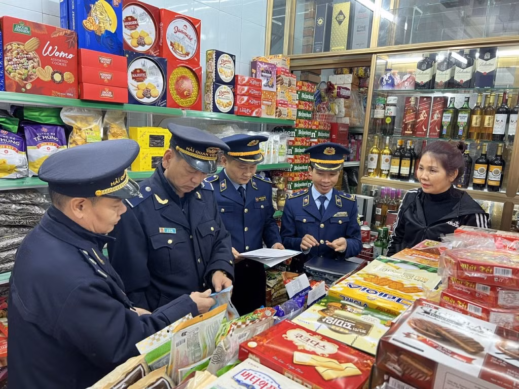 Chi cục Hải quan cửa khẩu cảng Cẩm Phả phối hợp với Đội Quản lý thị trường số 3 kiểm tra hàng hoá có dấu hiệu vi phạm.