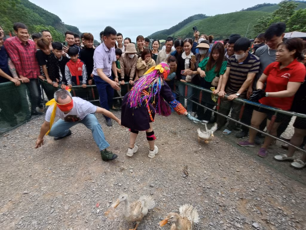 Thi đấu các môn thể thao dân tộc và các trò chơi dân gian.