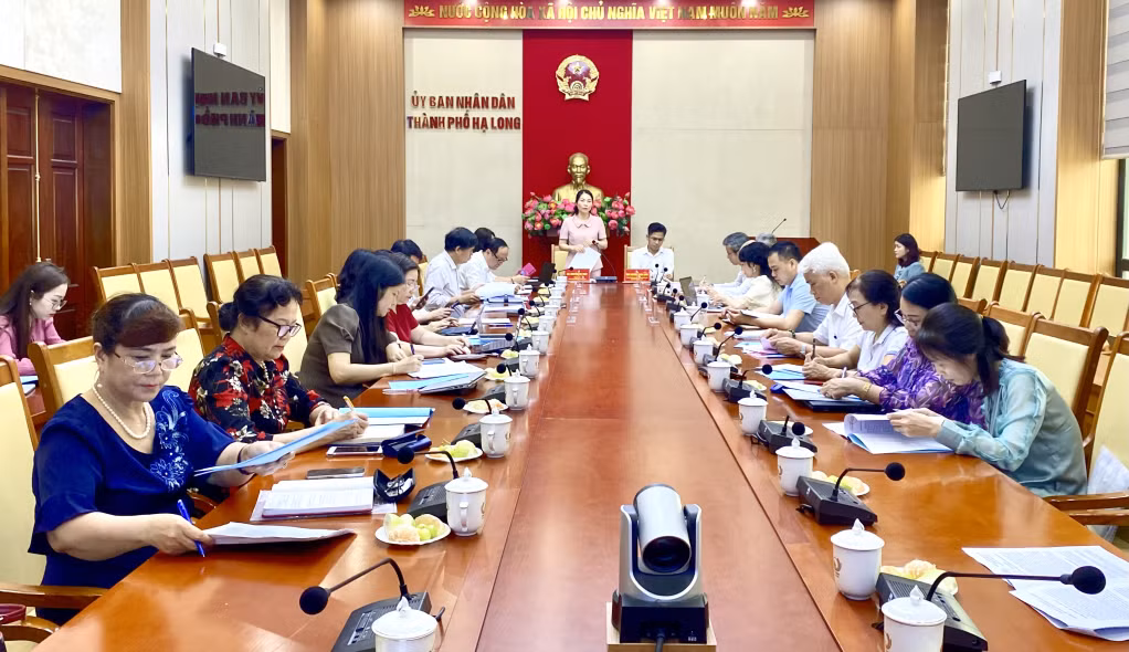 Đồng chí Nguyễn Thị Thúy, Giám đốc Sở GD&amp;ĐT, tiếp thu các ý kiến tại hội nghị.