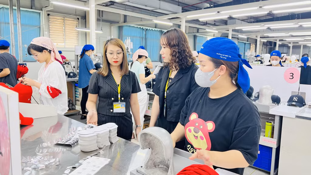 Công đoàn Công ty thăm vị trí làm việc của công nhân.