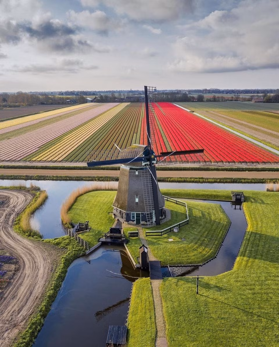 Amsterdam (Hà Lan) quyết định tăng thuế du lịch lên 12,5% cho chi phí chỗ ở, biện pháp này đã làm thành phố này trở thành địa điểm đánh thuế du lịch cao nhất ở châu Âu. Sau khi áp đặt lệnh cấm tàu du lịch vào trung tâm thành phố, Amsterdam đang mạnh mẽ thúc đẩy chiến dịch "Đổi mới tầm nhìn của bạn" thông qua góc nhìn của cộng đồng địa phương, nhằm thu hút những du khách quan tâm đến giá trị văn hóa và lịch sử đặc trưng của thành phố. Ảnh: @netherlandtravelers.