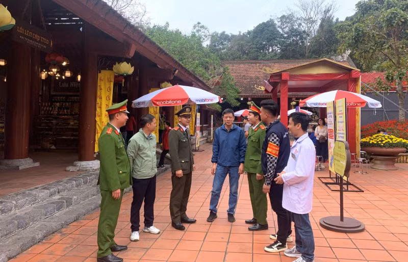 Công an TP Uông Bí phối hợp Công an xã Thượng Yên Công, Ban Quản lý Khu di tích và rừng quốc gia Yên Tử, Công ty CP Phát triển Tùng Lâm, cán bộ y tế triển khai phương án bảo đảm ANTT. (Ảnh: Đơn vị cung cấp)