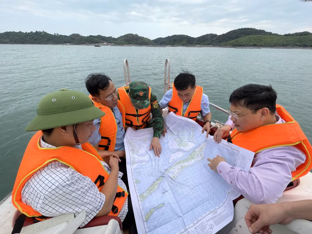 Đồng chí Nghiêm Xuân Cường, Phó Chủ tịch UBND tỉnh, kiểm tra công tác nuôi trồng thủy sản, khai thác khoáng sản tại một số phường, xã trên địa bàn TP Móng Cái.