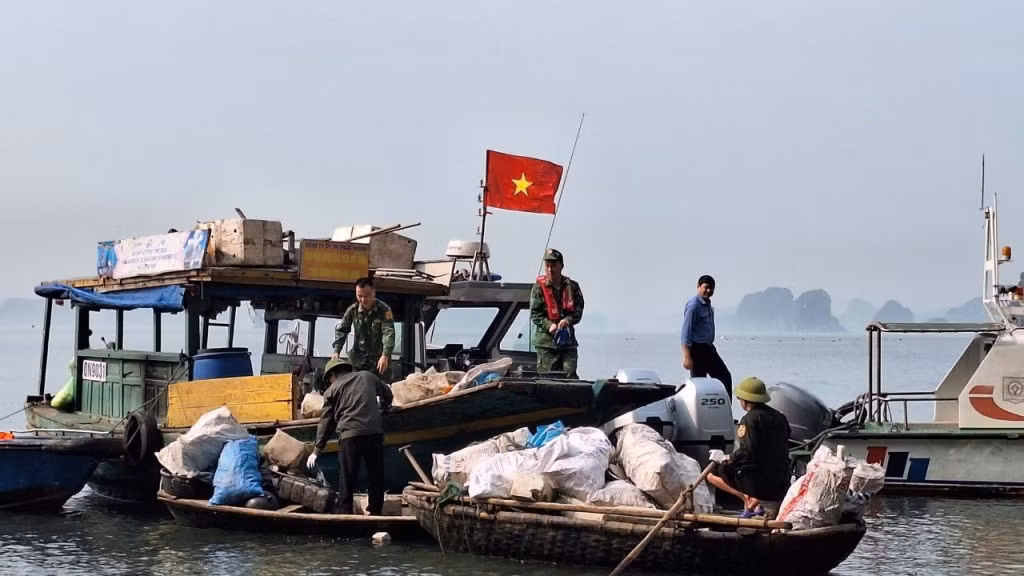 Các lực lượng thu gom rác trên Vịnh Hạ Long.