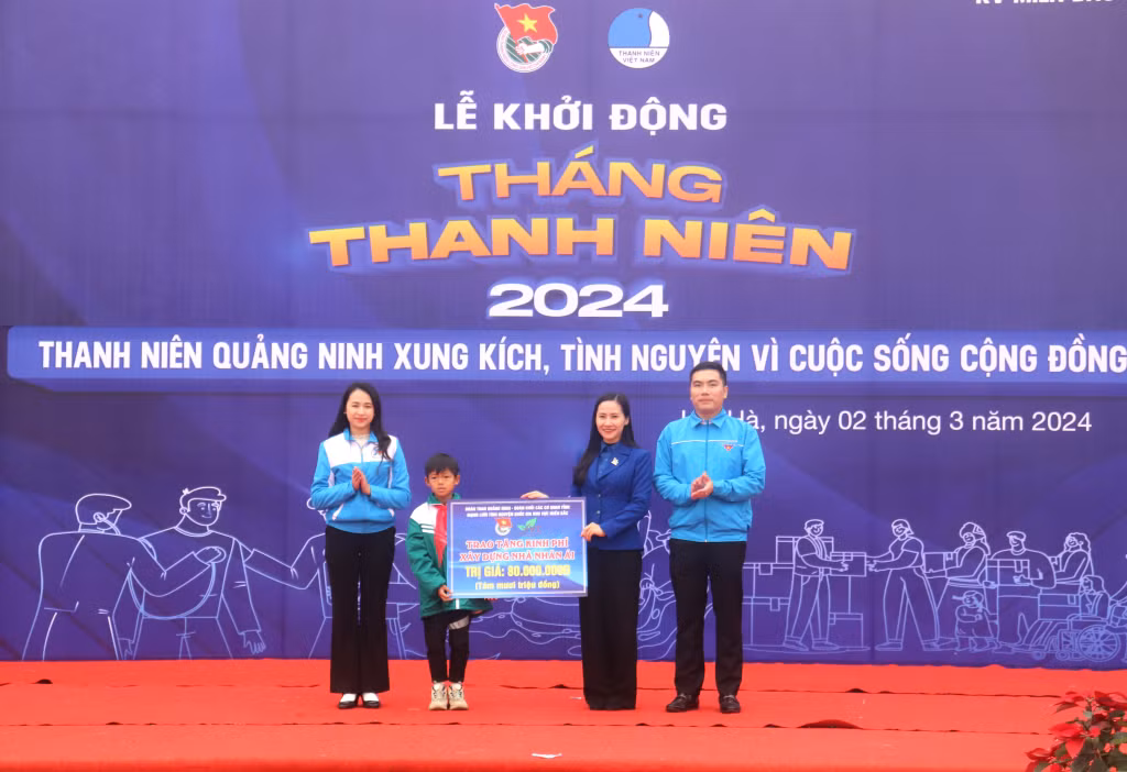 Đoàn Than Quảng Ninh và Mạng lưới Tình nguyện Quốc gia khu vực miền Bắc trao biển tượng trưng kinh phí hỗ trợ nhà nhân ái cho hộ gia đình có hoàn cảnh khó khăn xã Quảng Long, huyện Hải Hà.