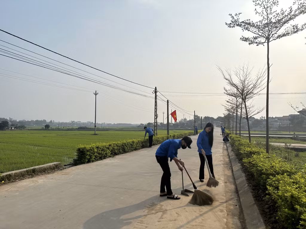 ĐVTN phường Đức Chính vệ sinh tuyến đường chùa Gào, khu Yên Lâm.