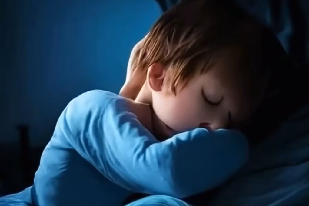 Những đợt tắc nghẽn đường thở trên dẫn đến ngưng thở khi ngủ ở trẻ em (Ảnh minh họa: AI).