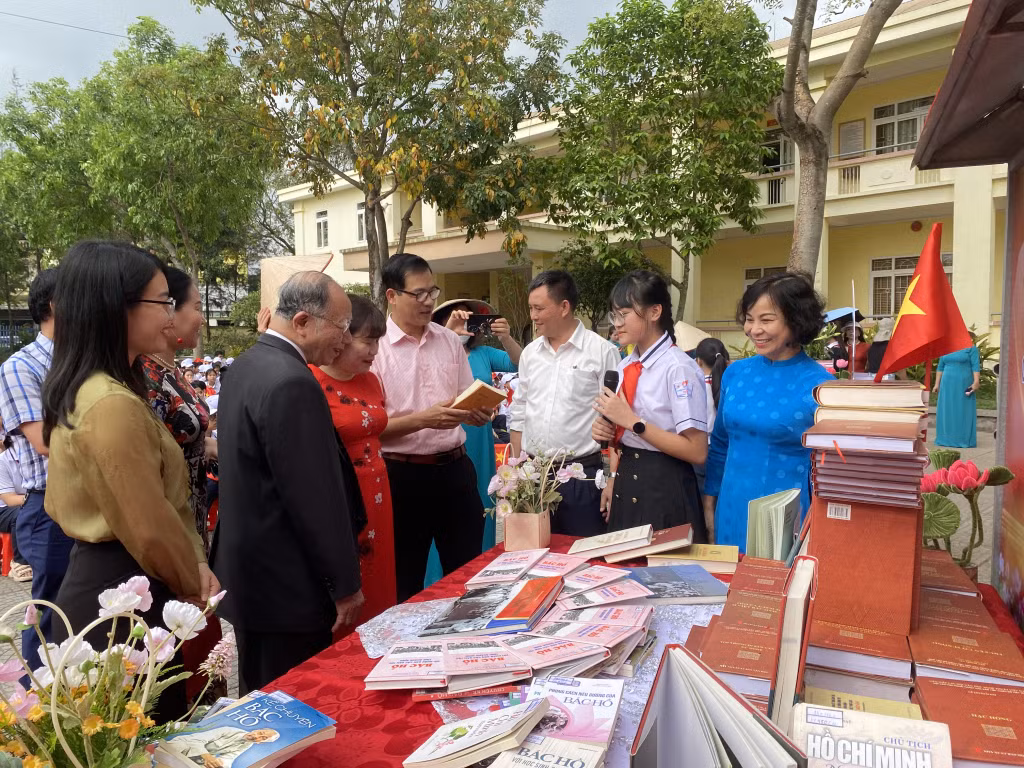 Các đại biểu thăm các gian trưng bày sách với chủ đề “Bác Hồ với Quảng Ninh, Quảng Ninh với Bác Hồ”.