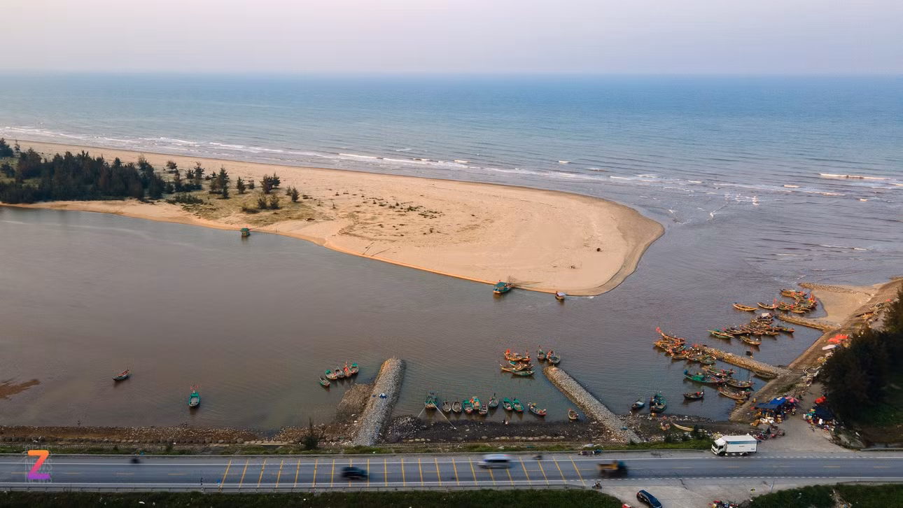 Đoạn đi qua khu vực giáp ranh giữa hai huyện Nghi Xuân và Lộc Hà có những cảng cá nhỏ với tàu thuyền neo đậu bên đường. Du khách qua đây vào buổi sáng sớm và chiều muộn có thể dừng chân mua các loại hải sản tươi sống, được đánh bắt trong ngày.