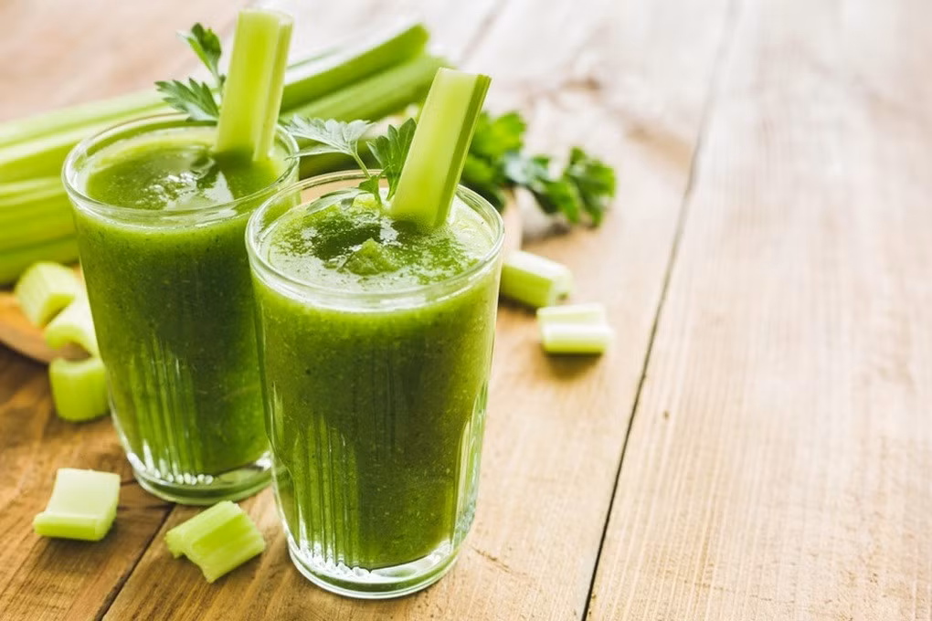 Việc thường xuyên tiêu thụ cần tây có thể hỗ trợ quá trình giải độc tự nhiên của gan (Ảnh: Getty).