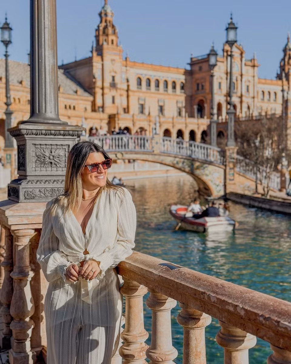 Trước đây, thành phố Seville (Tây Ban Nha) miễn phí cho du khách khi đến tham quan Plaza de España. Tuy nhiên, chính quyền đang áp đặt một khoản phí vào cửa tại điểm đến này. Thị trưởng Seville cho biết rằng cấu trúc độc đáo của quảng trường hình bán nguyệt nổi tiếng trong bộ phim Star War 1999 đang đối diện với nguy cơ bị hư hại vĩnh viễn trừ khi có sự đóng góp tài chính để bảo tồn công trình. Ảnh: @catarinagon, @sevilla_secreta.