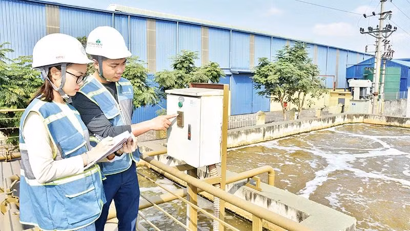 Kiểm tra và bảo dưỡng thiết bị hoạt động của Nhà máy xử lý nước thải tập trung, Khu công nghiệp Nam Cầu Kiền, huyện Thủy Nguyên, Hải Phòng. (Ảnh KHÁNH AN)