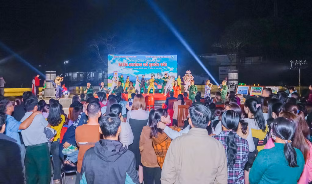 Chương trình nghệ thuật "Biên cương Tổ quốc tôi" được đông đảo nhân dân xã Quảng Đức (huyện Hải Hà) đón nhận.