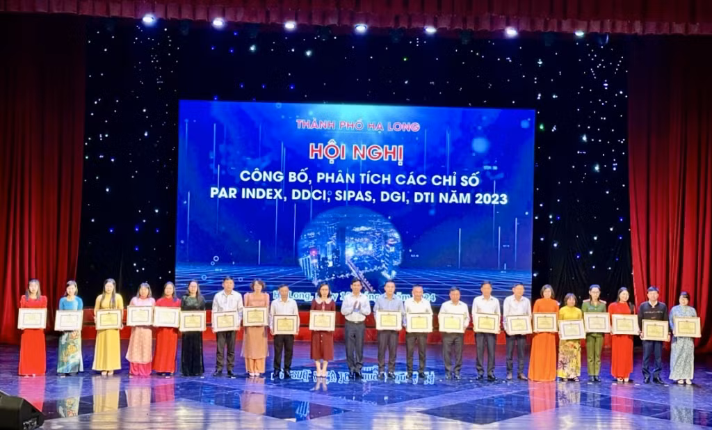 Đồng chí Nguyễn Tiến Dũng, Chủ tịch UBND thành phố trao Giấy khen cho các cá nhân có thành tích xuất sắc trong công tác tham mưu, phối hợp thực hiện cải thiện các chỉ số của thành phố năm 2023.