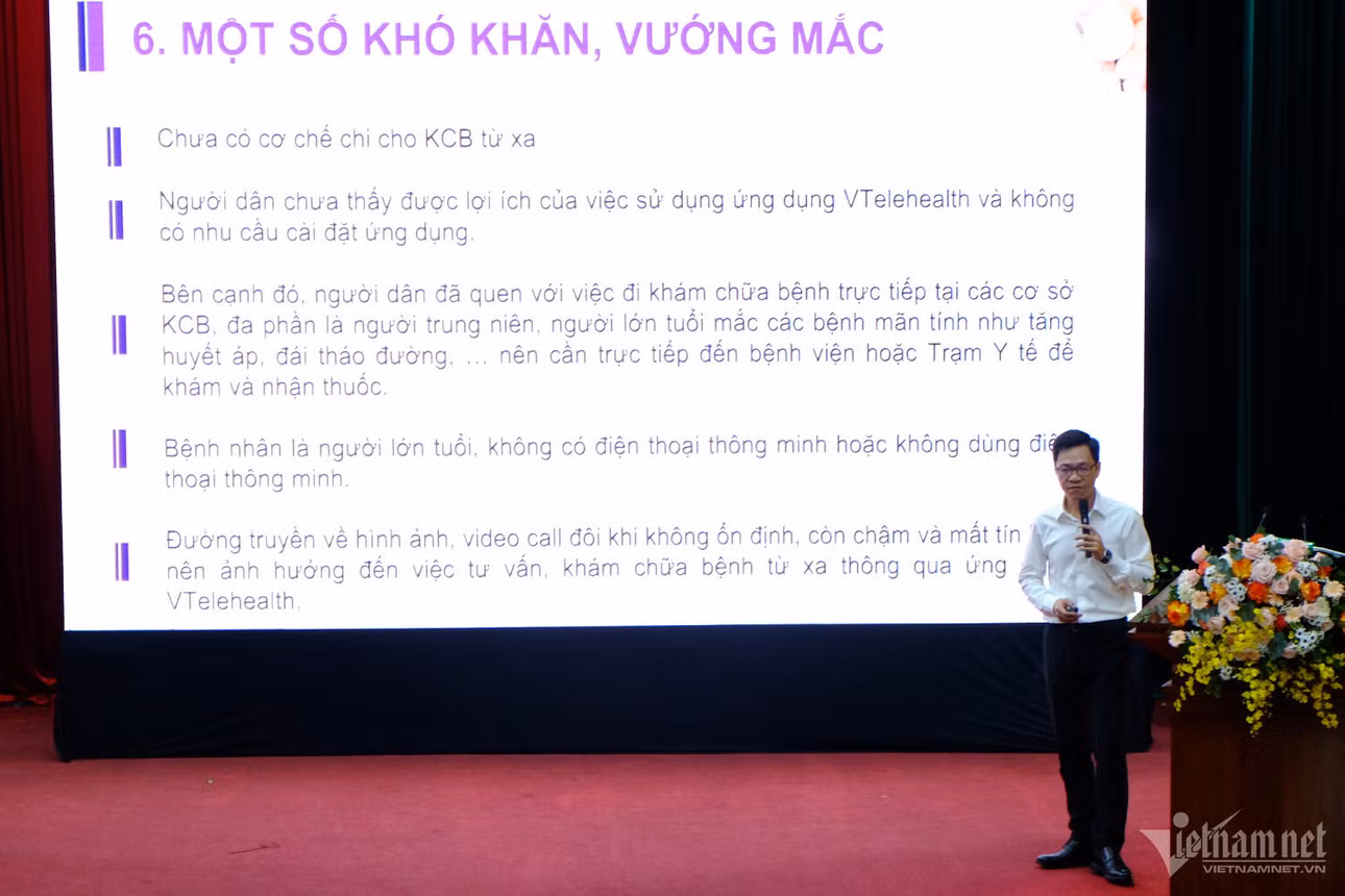 Thạc sỹ Nguyễn Bá Hùng, Phó trưởng phòng phụ trách Phòng Dịch vụ Chuyển đổi số, Trung tâm Thông tin y tế Quốc gia chia sẻ về việc triển khai VTelehealth. Ảnh: Trọng Đạt