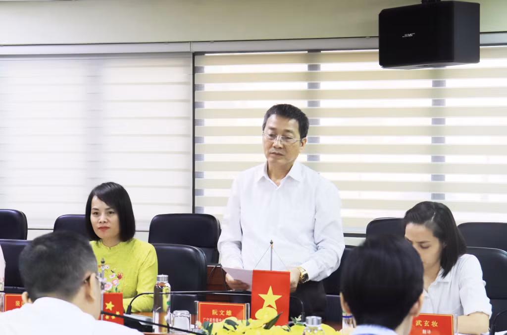 Đồng chí Nguyễn Văn Hùng, Phó Giám đốc phụ trách Trung tâm Truyền thông tỉnh Quảng Ninh, phát biểu tại buổi làm việc.
