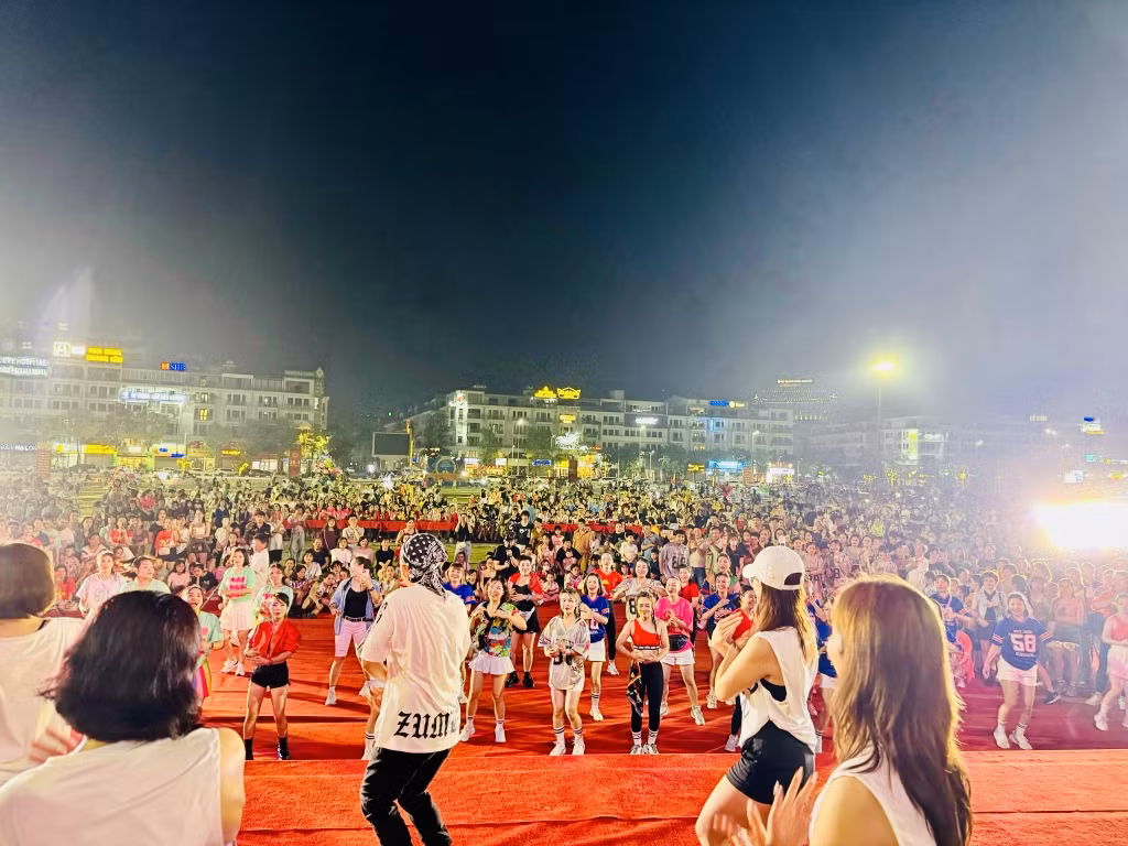 Liên hoan Zumba TP Hạ Long mở rộng năm 2024 đã thu hút đông đảo nhân dân và du khách.