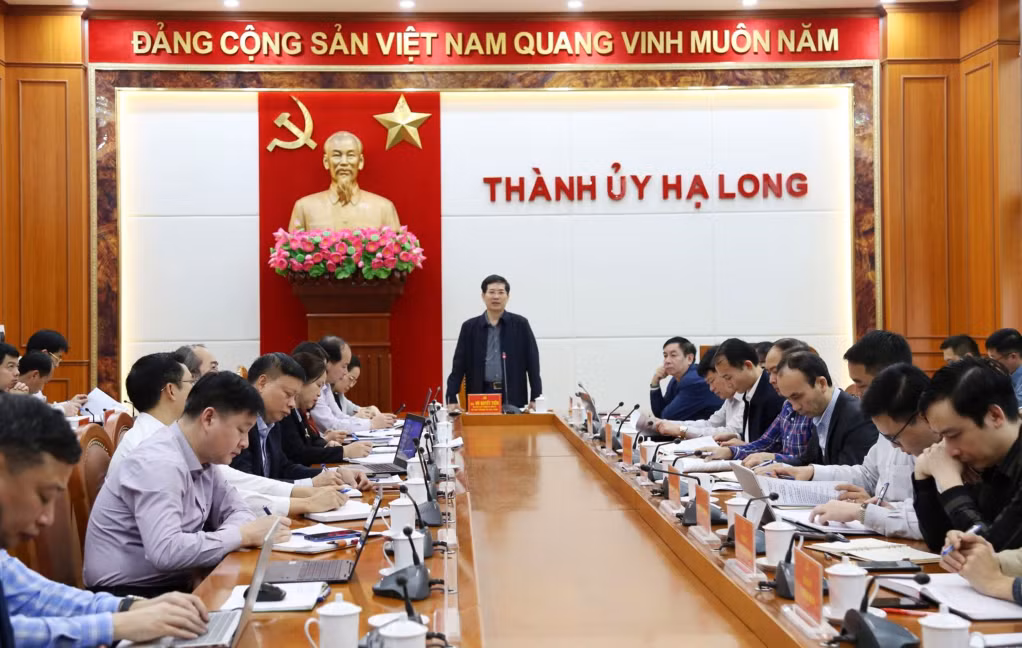 Ban chỉ đạo công tác GPMB triển khai các dự án đầu tư trọng điểm, động lực trên địa bàn thành phố Hạ Long họp kiểm điểm tiến độ GPMB và triển khai các dự án trọng điểm.
