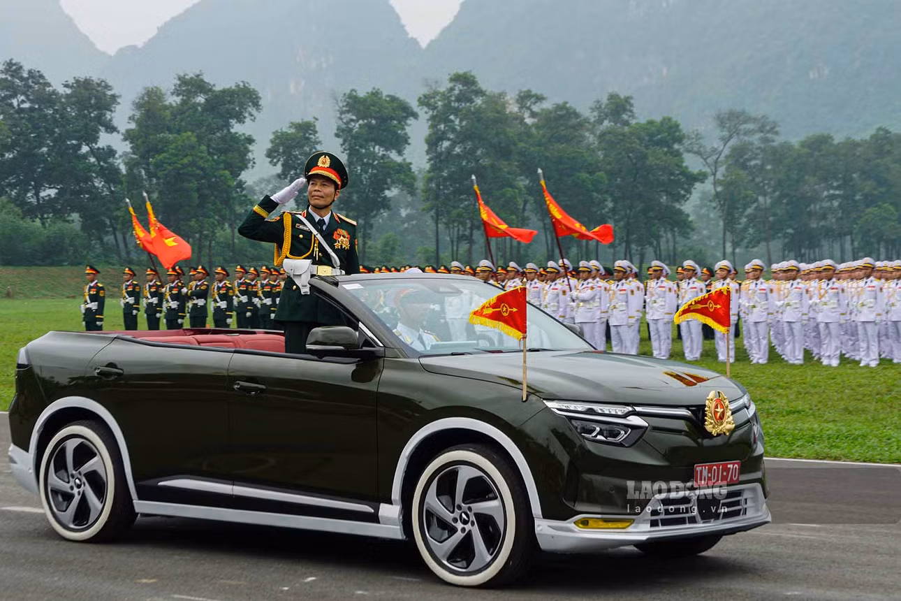 Trung tướng Nguyễn Trọng Bình, Phó Tổng Tham mưu trưởng Quân đội Nhân dân Việt Nam trên xe chỉ huy tham gia diễu binh.