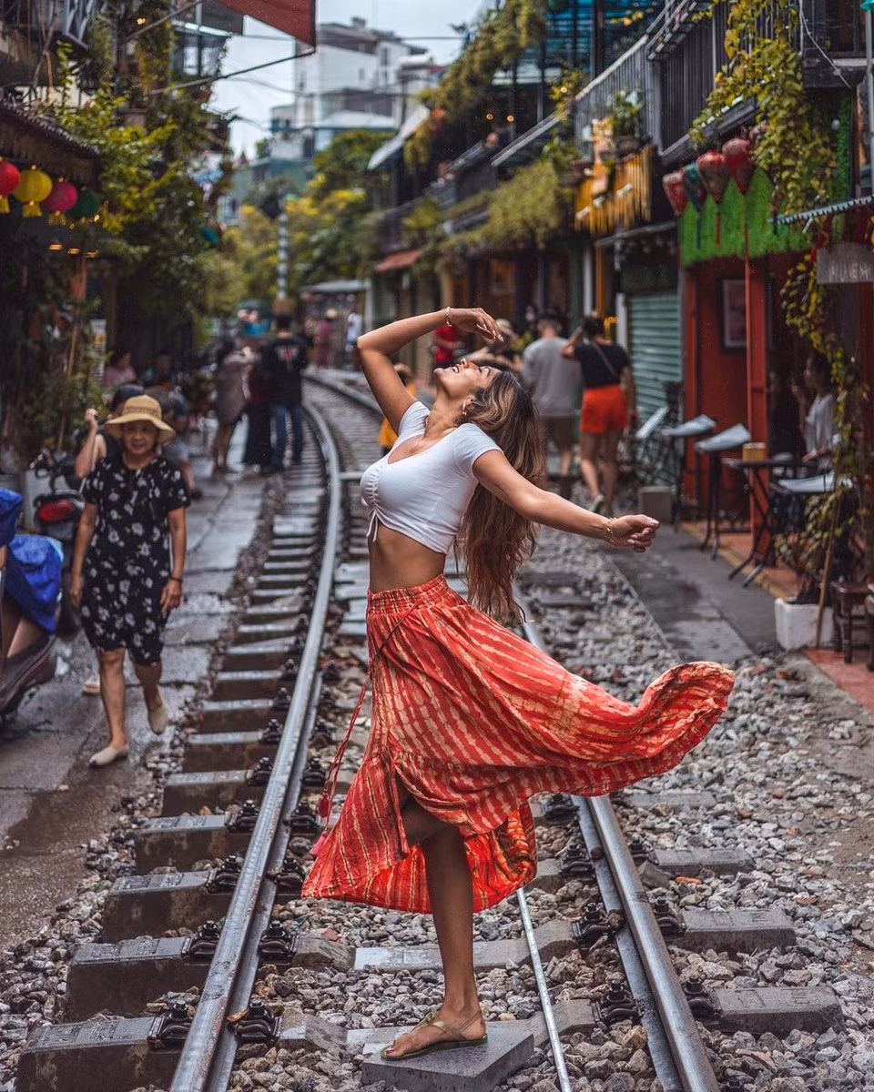 Tuy nhiên, với sự hỗ trợ của người dân, một số du khách vẫn quyết tâm mạo hiểm tham quan khu vực này. Chính quyền tăng cường các biện pháp xử phạt đối với các quán cà phê và yêu cầu các công ty du lịch ngừng tổ chức các chuyến tham quan. Song, tình hình vẫn chưa thay đổi và một số du khách tiếp tục chia sẻ trên mạng xã hội những bức ảnh của họ trên đường tàu. Ảnh: @larrissa_wfc.