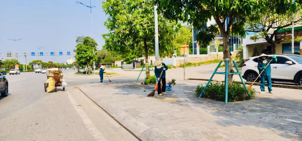 Tất cả các tuyến đường chính, khu vực trung tâm trên địa bàn thành phố đều đảm bảo vệ sinh môi trường, thu gom rác xong trước 7h sáng hàng ngày.
