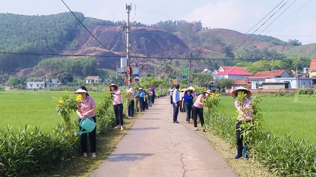 Hội LHPN TP Hạ Long tổ chức xây dựng tuyến đường kiểu mẫu tại thôn Cây Thị, xã Sơn Dương (TP Hạ Long). Ảnh cơ sở cung cấp