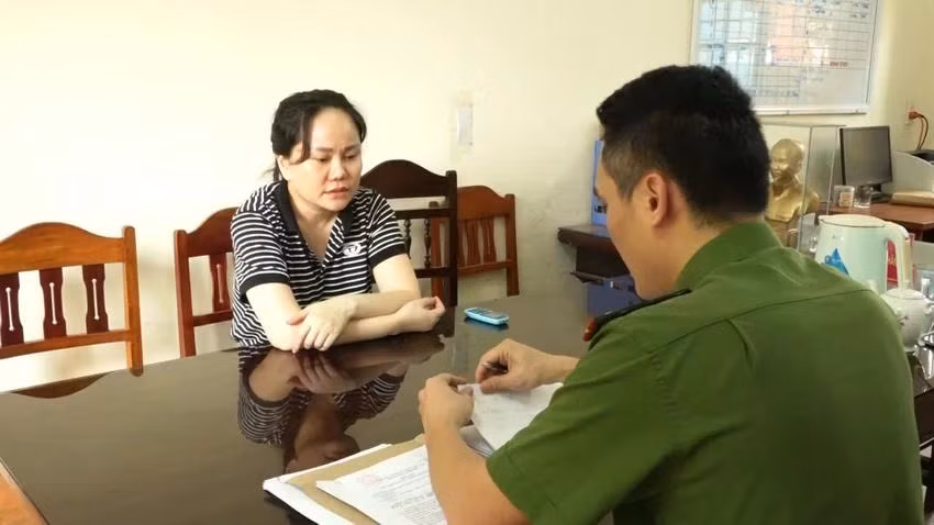 Bà Thủy tại cơ quan công an. Ảnh: CA