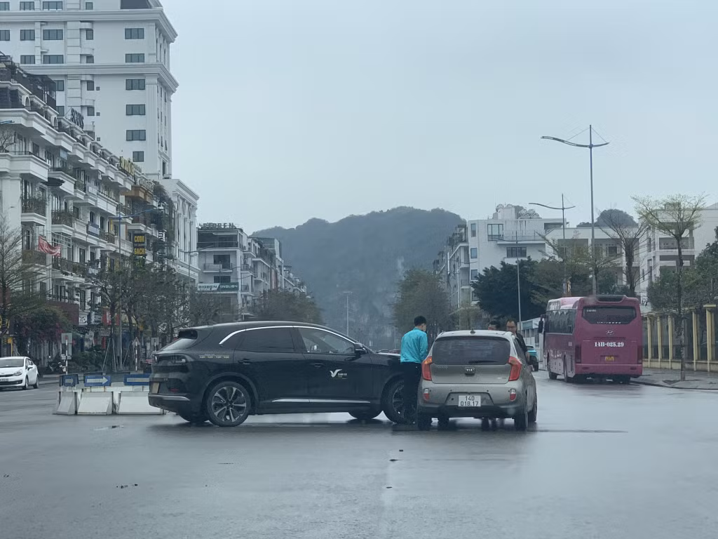 1 vụ va chạm giao thông tại ngã 4 Trường THPT Chuyên TP Hạ Long.