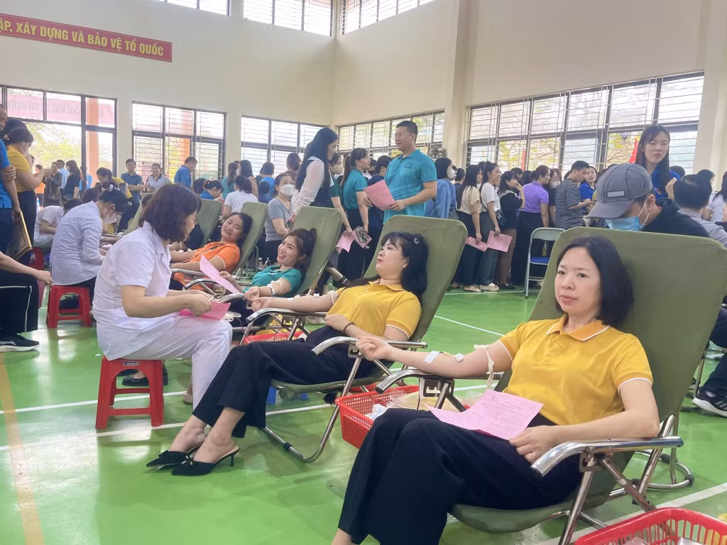 Gần 500 cán bộ, đảng viên, người lao động và các tầng lớp nhân dân trên địa bàn huyện hăng hái tham gia hiến máu tình nguyện.