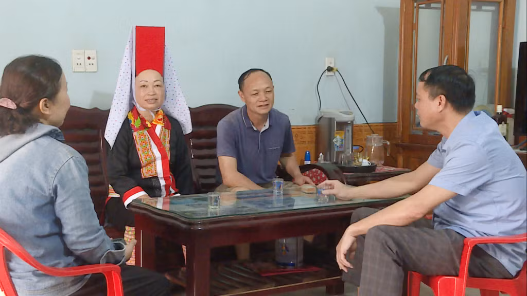  Cán bộ xã Quảng Lâm vận động người dân chuyển đổi cơ cấu cây trồng vật nuôi.