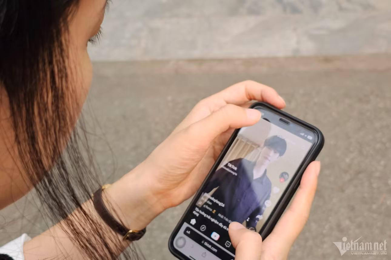 Người dùng mạng xã hội rất dễ bị tác động bởi các bài viết, video có nhiều lượt tương tác. Ảnh: Trọng Đạt