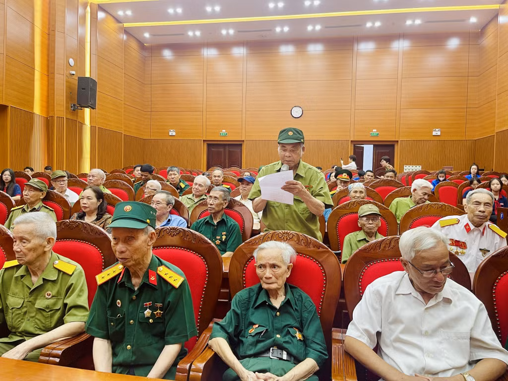 Ông Phạm Xuân Dụ, chiến sĩ liên lạc, trung úy C trưởng đơn vị e102-f308, người đã trực tiếp tham gia chiến đấu trong chiến dịch Điện Biên Phủ năm 1954 đọc bài thơ về Kỷ niệm 70 năm Chiến thắng Điện Biên Phủ do chính ông sáng tác.