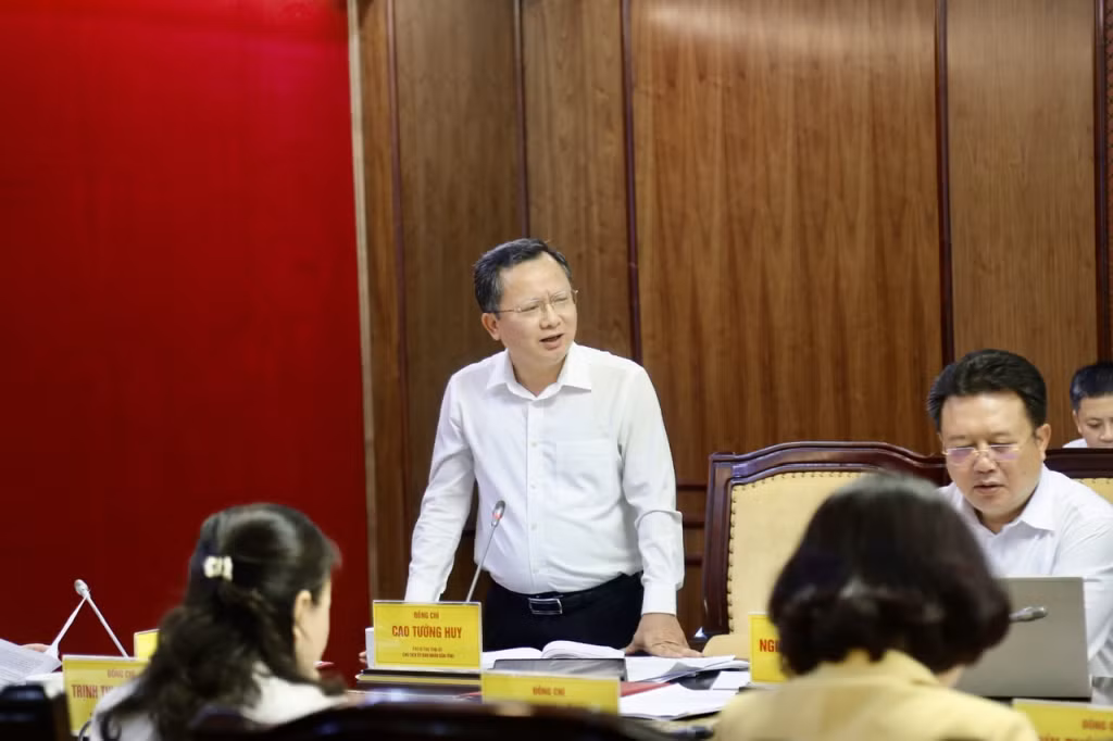 Đồng chí Cao Tường Huy, Phó Bí thư Tỉnh ủy, Chủ tịch UBND tỉnh, phát biểu tại hội nghị.