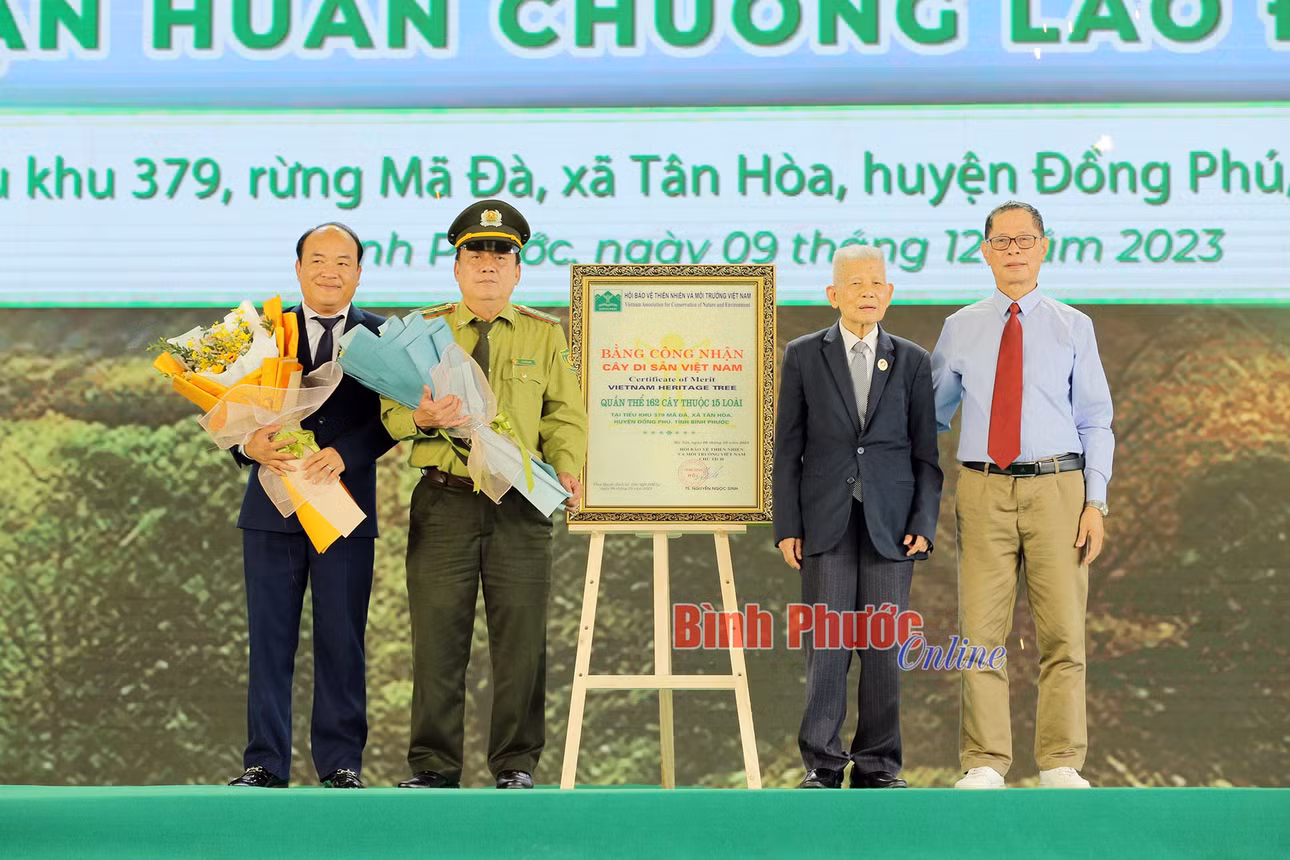 Ông Bùi Xuân Ngọc, Hạt trưởng Hạt Kiểm lâm huyện Đồng Phú và ông Phạm Hương Sơn, Chủ tịch Hội Doanh nhân Cựu chiến binh tỉnh Bình Phước, Chủ tịch HĐQT Tập đoàn Trường Tươi đón nhận Bằng công nhận quần thể 162 cây di sản Việt Nam