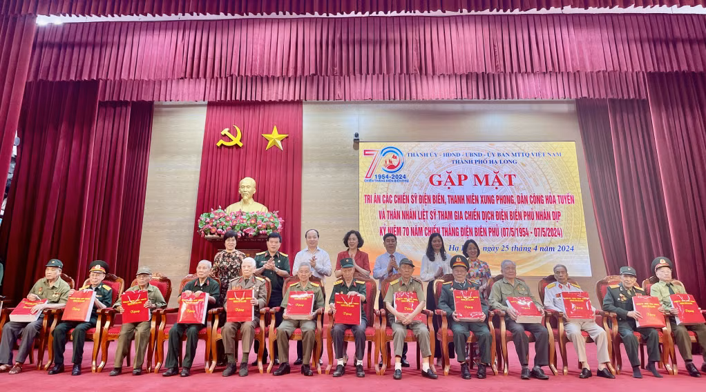 Lãnh đạo TP Hạ Long tặng quà, tri ân các Chiến sĩ Điện Biên, thanh niên xung phong, dân công hỏa tuyến trực tiếp tham gia Chiến dịch Điện Biên Phủ.