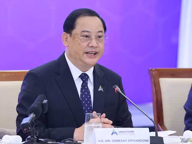 Theo Thủ tướng Lào Sonexay Siphandone, cần có sự hợp tác chặt chẽ hơn giữa các chủ thể, qua đó, tận dụng tối đa lợi ích, đồng thời hạn chế, khắc phục tối đa những thách thức do công nghệ số mang lại - Ảnh: VGP/Nhật Bắc