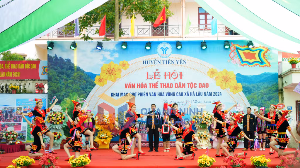 2024-03_Lễ hội văn hóa, thể thao dân tộc Dao xã Hà Lâu- Chương trình văn nghệ chào mừng lễ hội. Ảnh: Xuân Hòa