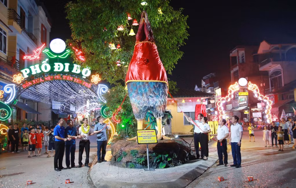 Các đồng chí lãnh đạo huyện Tiên Yên tiến hành nghi thức khánh thành biểu tượng công trình Gà gáy gọi bình minh.