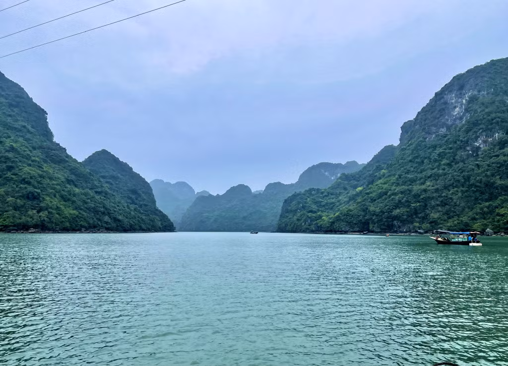 Khu vực luồng Cái Đé trên vịnh Bái Tử Long có chiều dài 2,1km, thích hợp để thực hiện du lịch trải nghiệm chèo thuyền kayak.