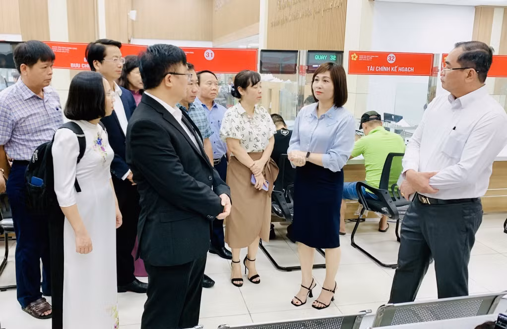 Lãnh đạo Trung tâm Hành chính công TP Hạ Long chia sẻ với Đoàn công tác về những giải pháp, cách làm hay của thành phố trong việc giải quyết thủ tục hành chính.