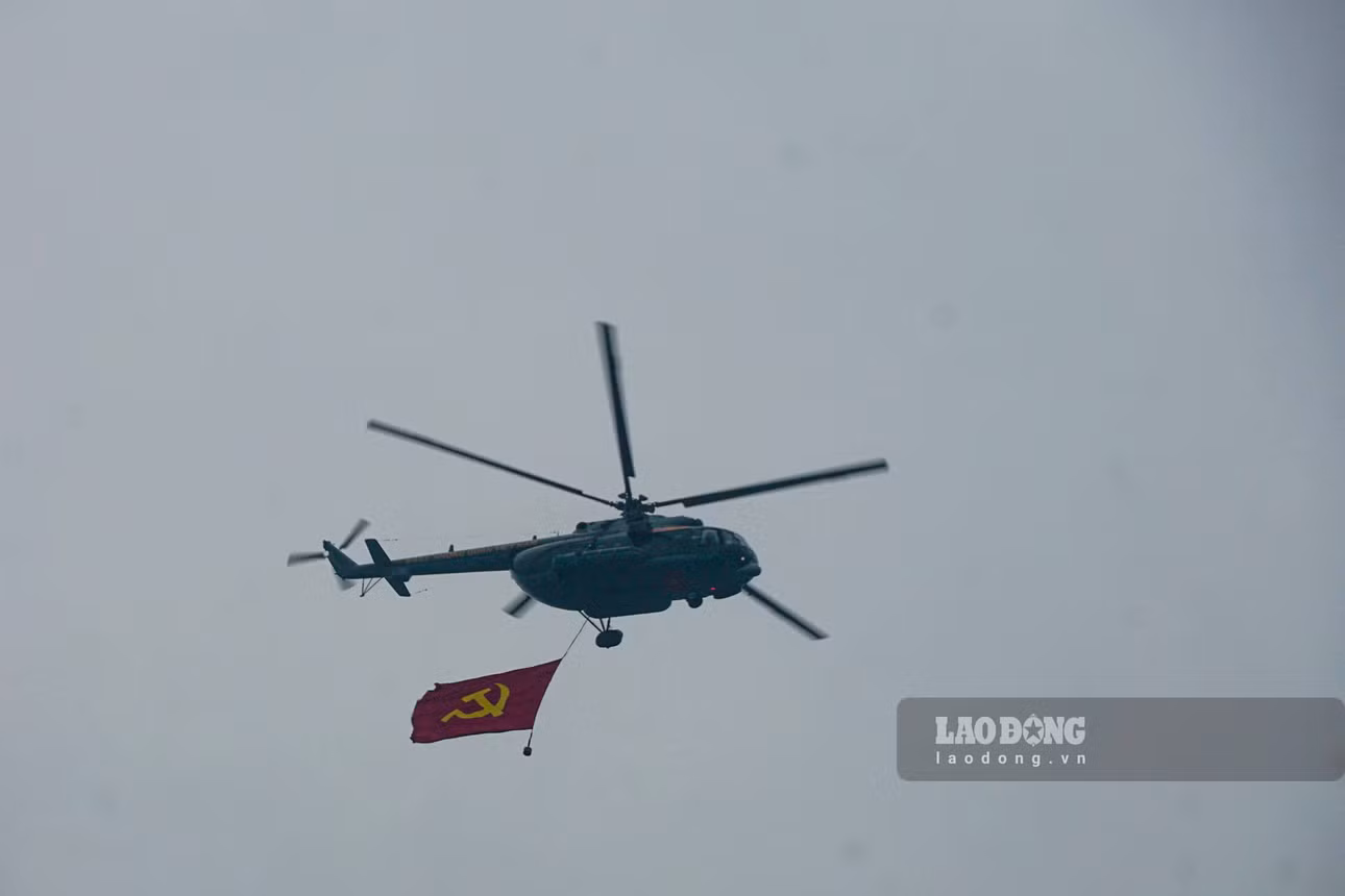 Trong đó điểm nhấn của Lễ diễu binh, diễu hành đó là có sự tham gia của Lực lượng pháo lễ gồm 18 khẩu lựu pháo 105 và 12 Máy bay trực thăng bay qua khán đài của Lực lượng Không quân.