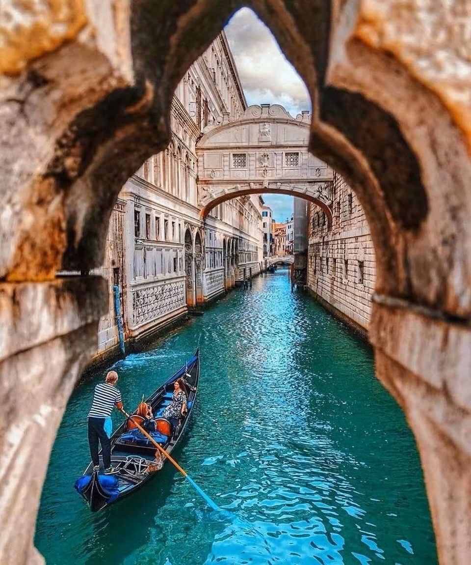 Năm 2021, Venice (Italy) cấm các tàu biển nặng hơn 25.000 tấn vào thành phố, nhằm giảm thiệt hại cho đầm phá, nền móng cung điện và các cấu trúc hàng thế kỷ khác. Ngoài ra, các điểm du lịch nổi tiếng của nước này cũng áp dụng các biện pháp mới để kiểm soát lượng du khách. Chính quyền Venice cũng đề xuất các biện pháp khác như hạn chế số lượng du khách trong mỗi nhóm xuống còn tối đa 25 người và cấm sử dụng loa phát thanh, nhằm giữ cho thành phố trở nên yên bình hơn. Ảnh: @venice.explore.