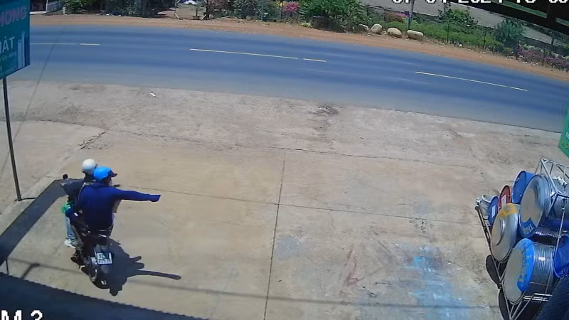 Sau khi lấy được tài sản, các đối tượng lên xe tẩu thoát (ảnh cắt từ camera).